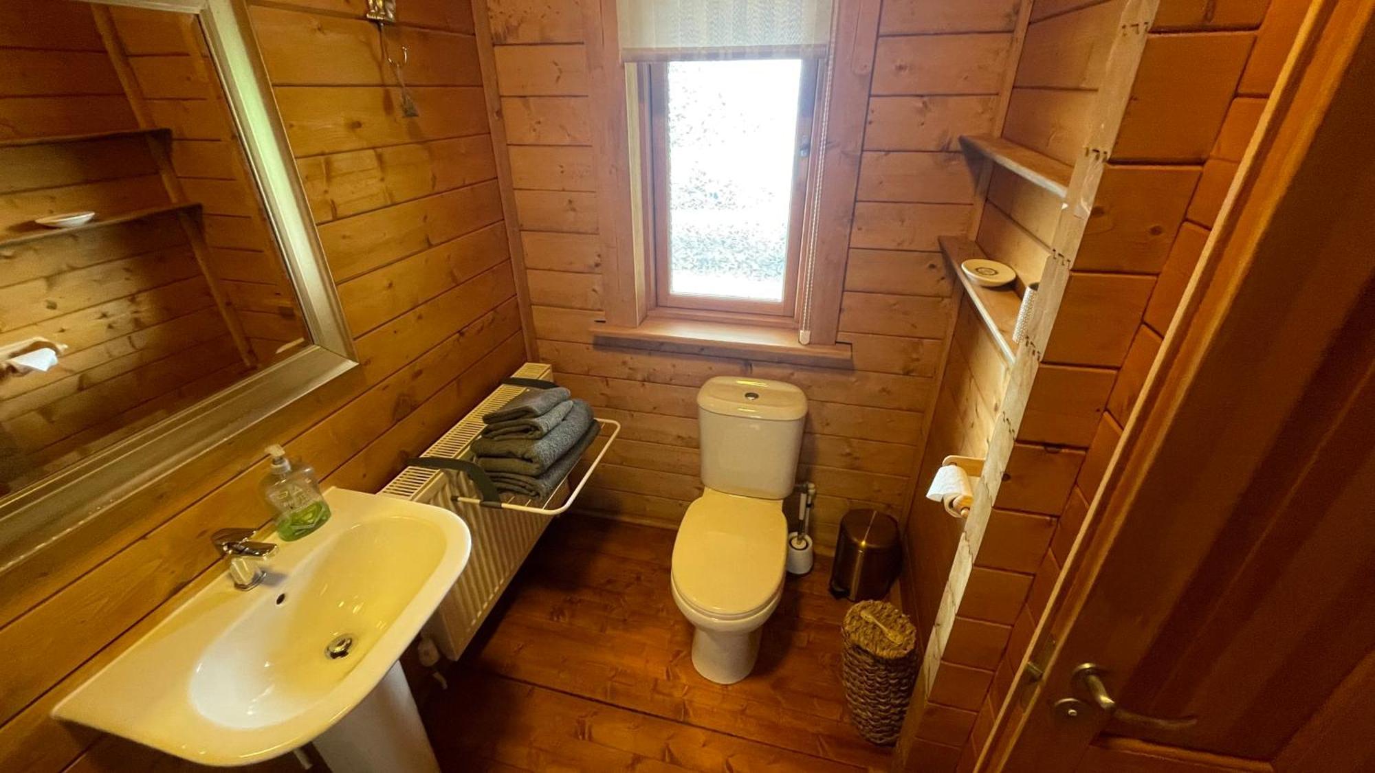 Blossom Cabin - Little Log Cabin In Wales Newtown  Eksteriør bilde