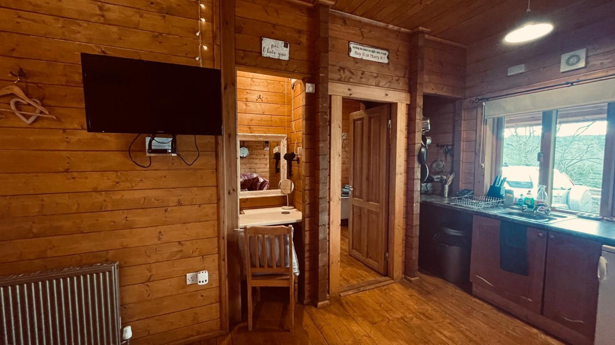 Blossom Cabin - Little Log Cabin In Wales Newtown  Eksteriør bilde